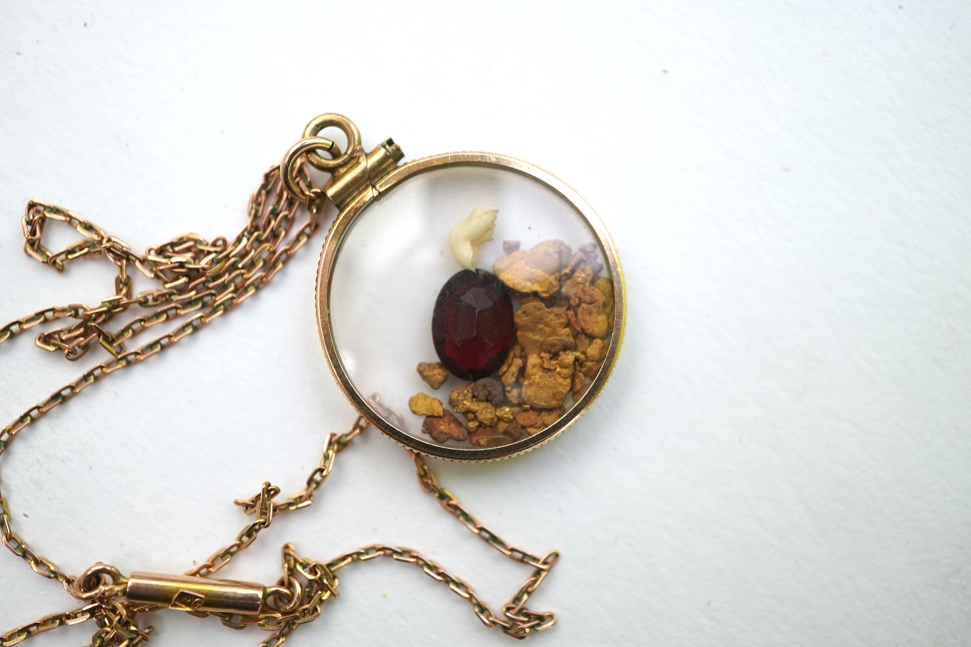 A group of jewellery and two watches